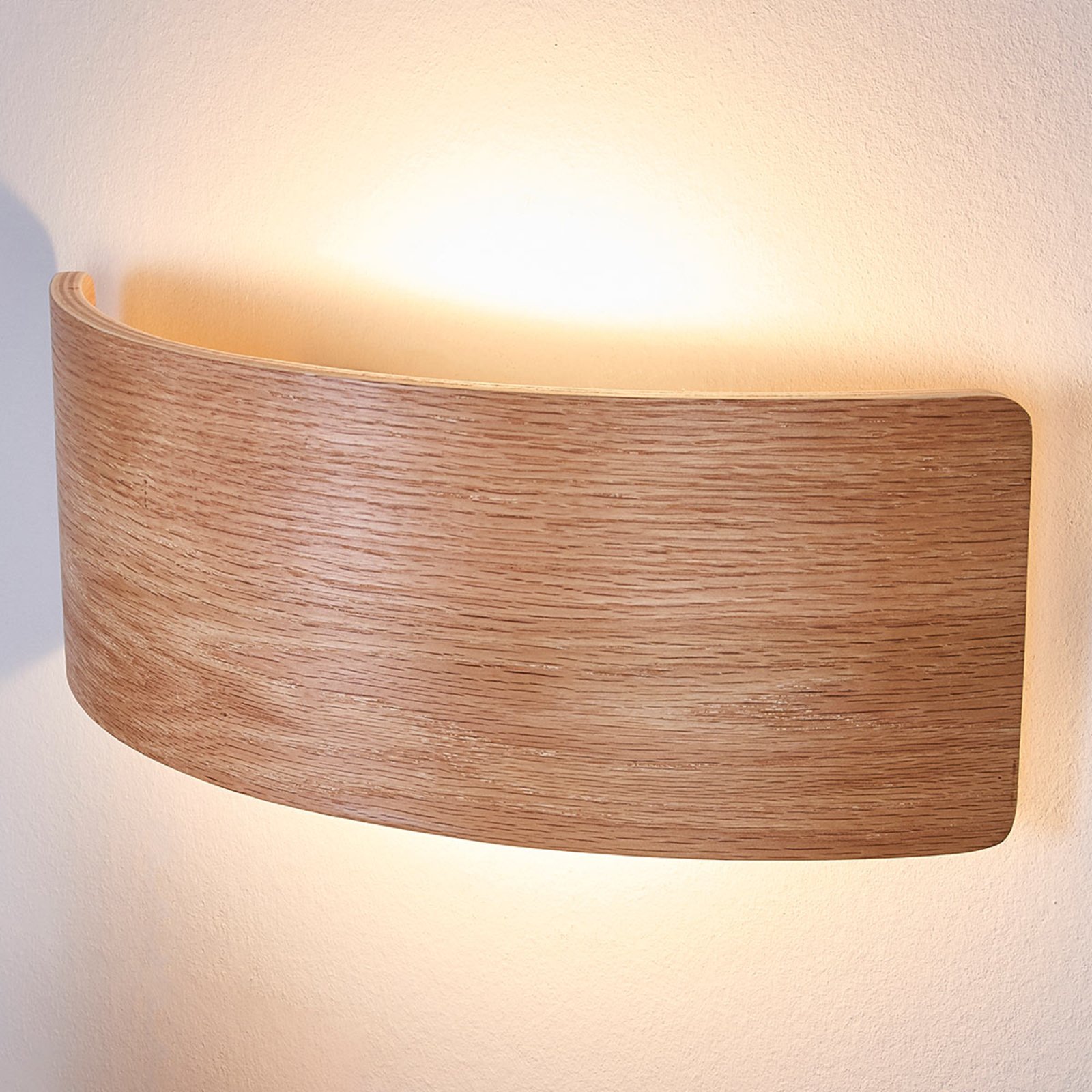 Lindby LED-væglampe Rafailia, bredde 33 cm, træ, 3.000K