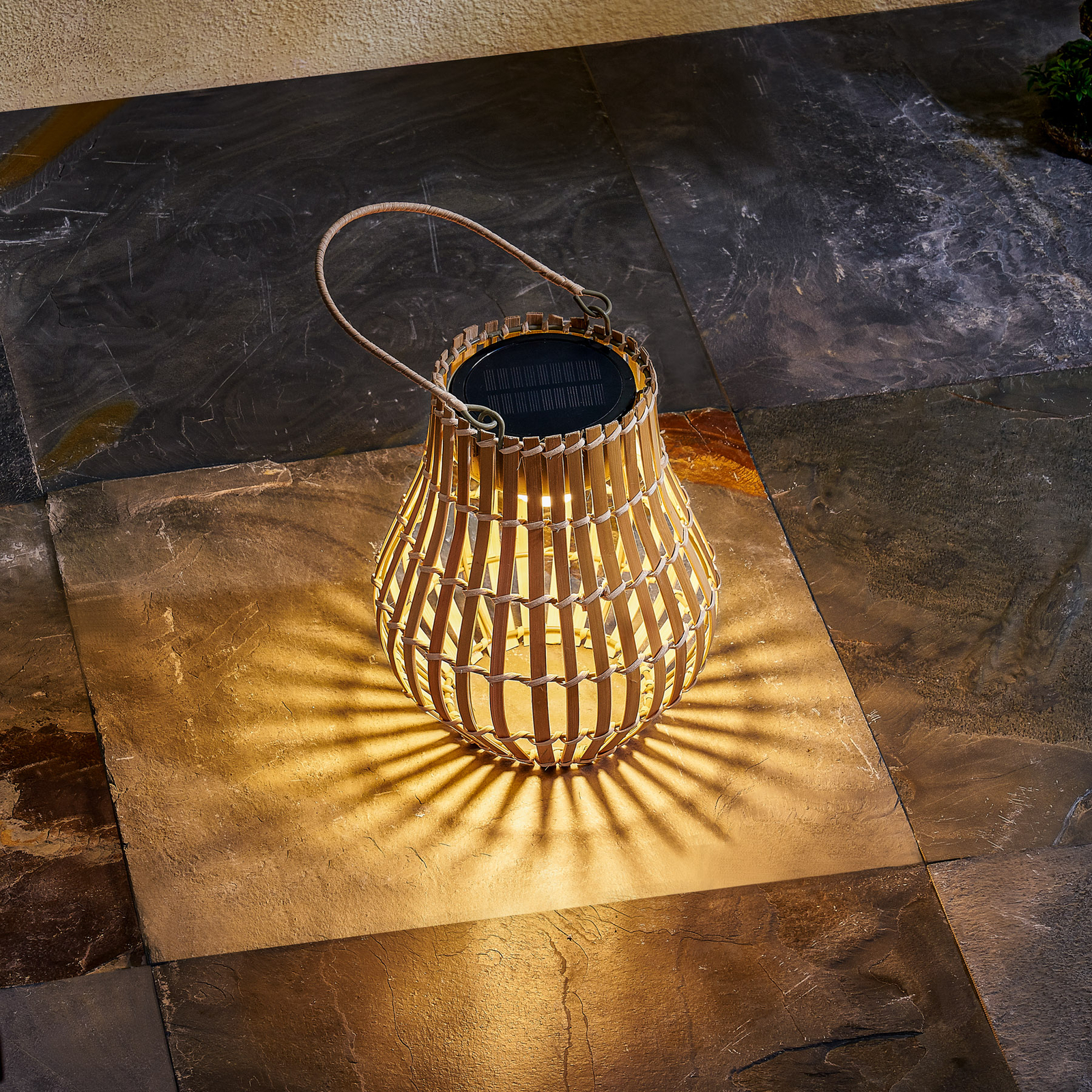 Lindby LED ηλιακό φωτιστικό αυλής Amaria, μπαμπού, Ø 18 cm
