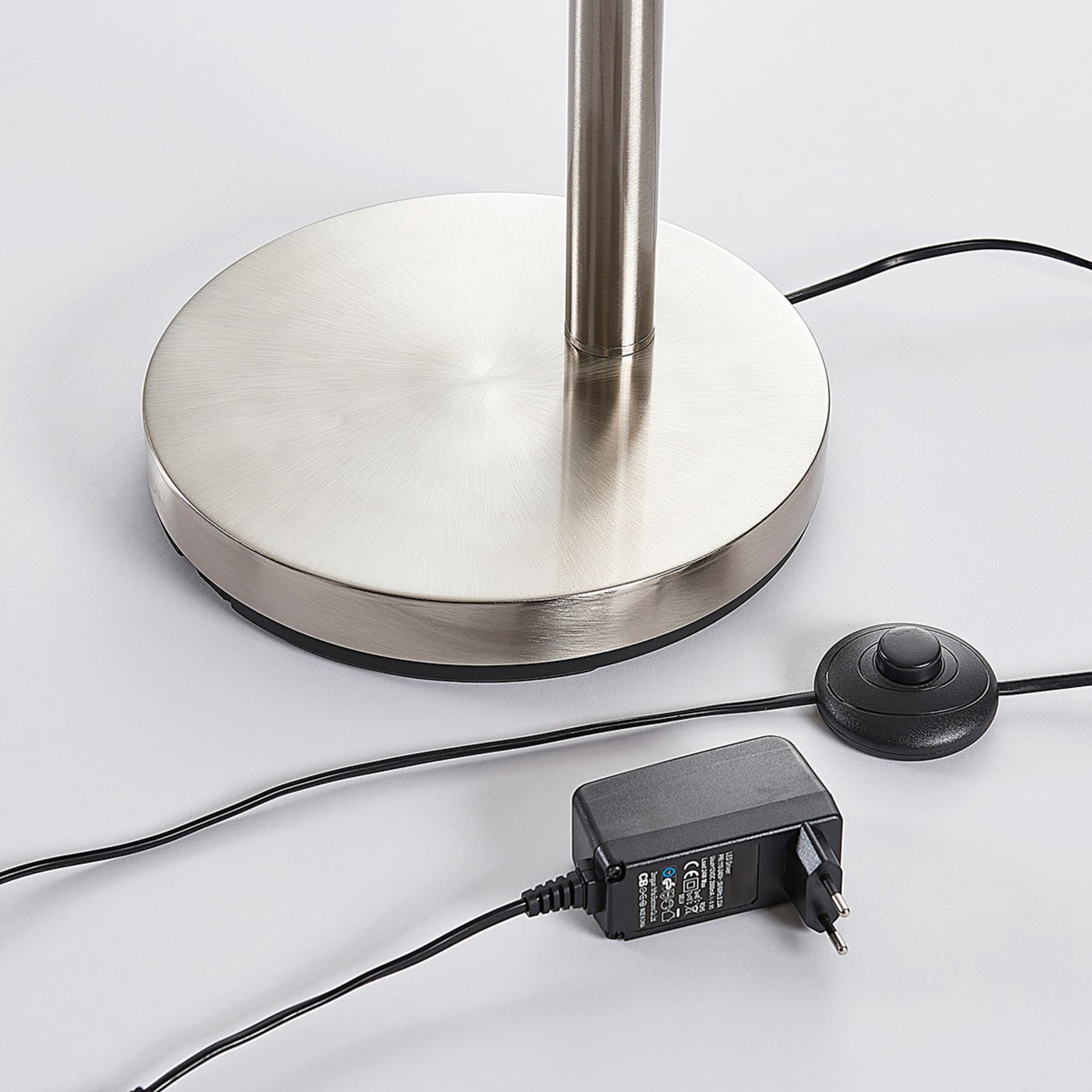 Lindby, lampe sur pied LED Anea, 179 cm, à 5 lampes, couleur nickel