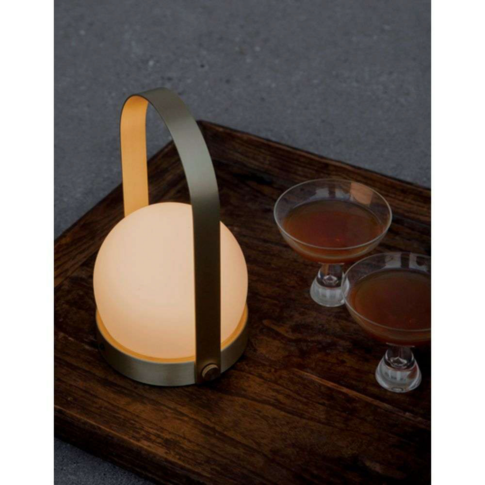 Carrie Prijenosni Stolna lampa Mesing - Audo Copenhagen