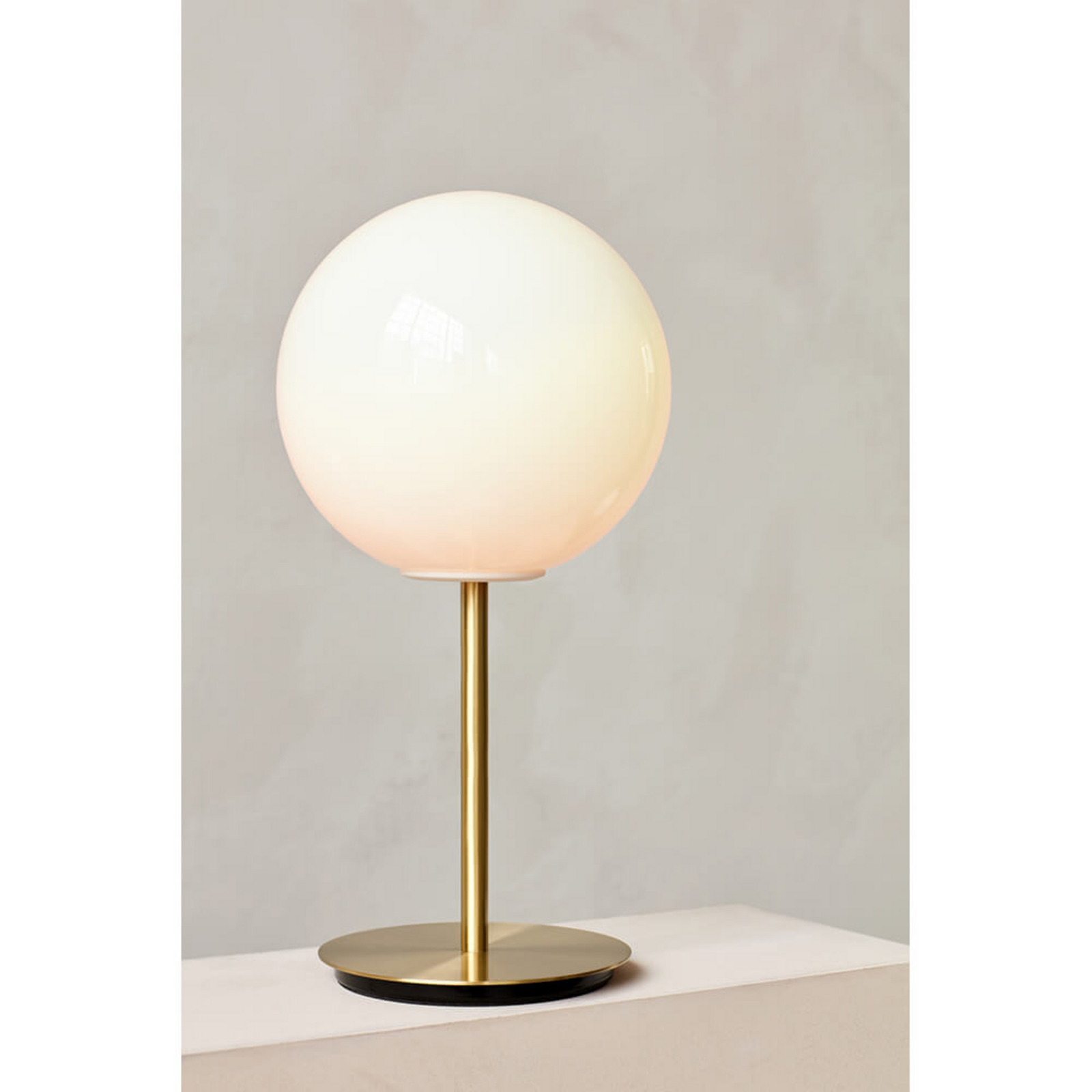 TR Lâmpada Candeeiro de Mesa Brushed Brass/Matt Opal - Audo Copenhagen