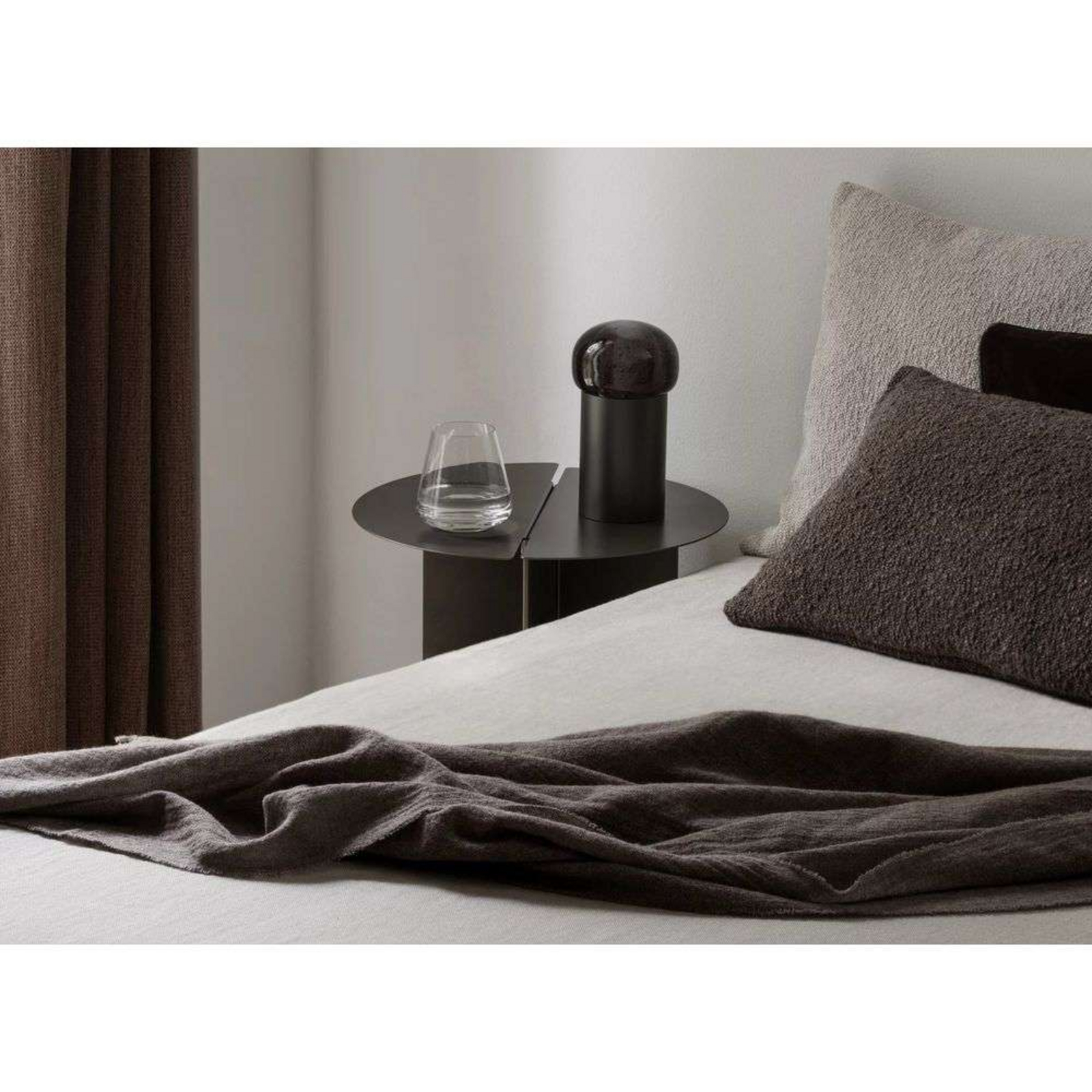 Iris Mobile LED Stolová Lampa Gun Metal - Blomus