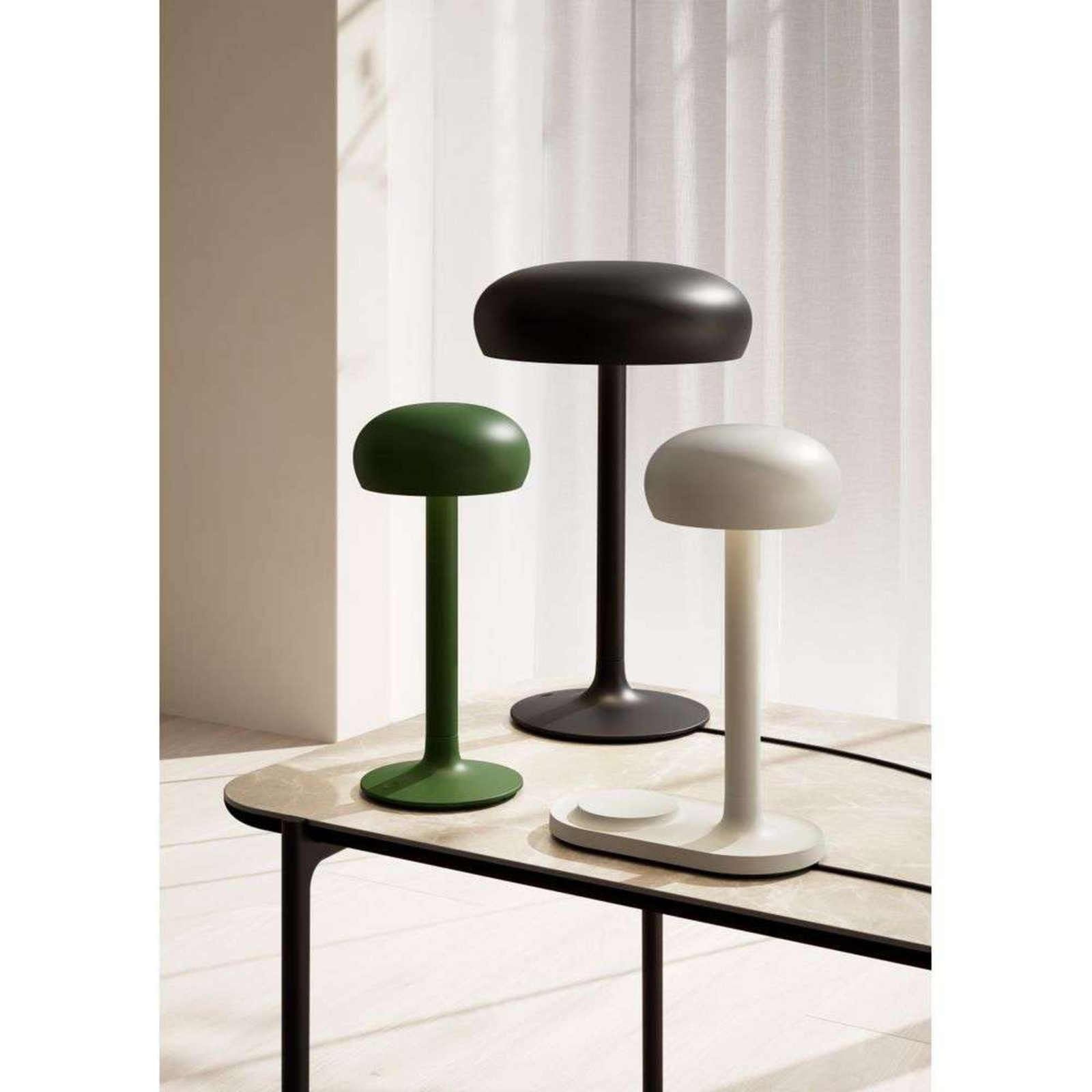 Emendo Tischleuchte w/Qi Wireless Charging Black - Eva Solo