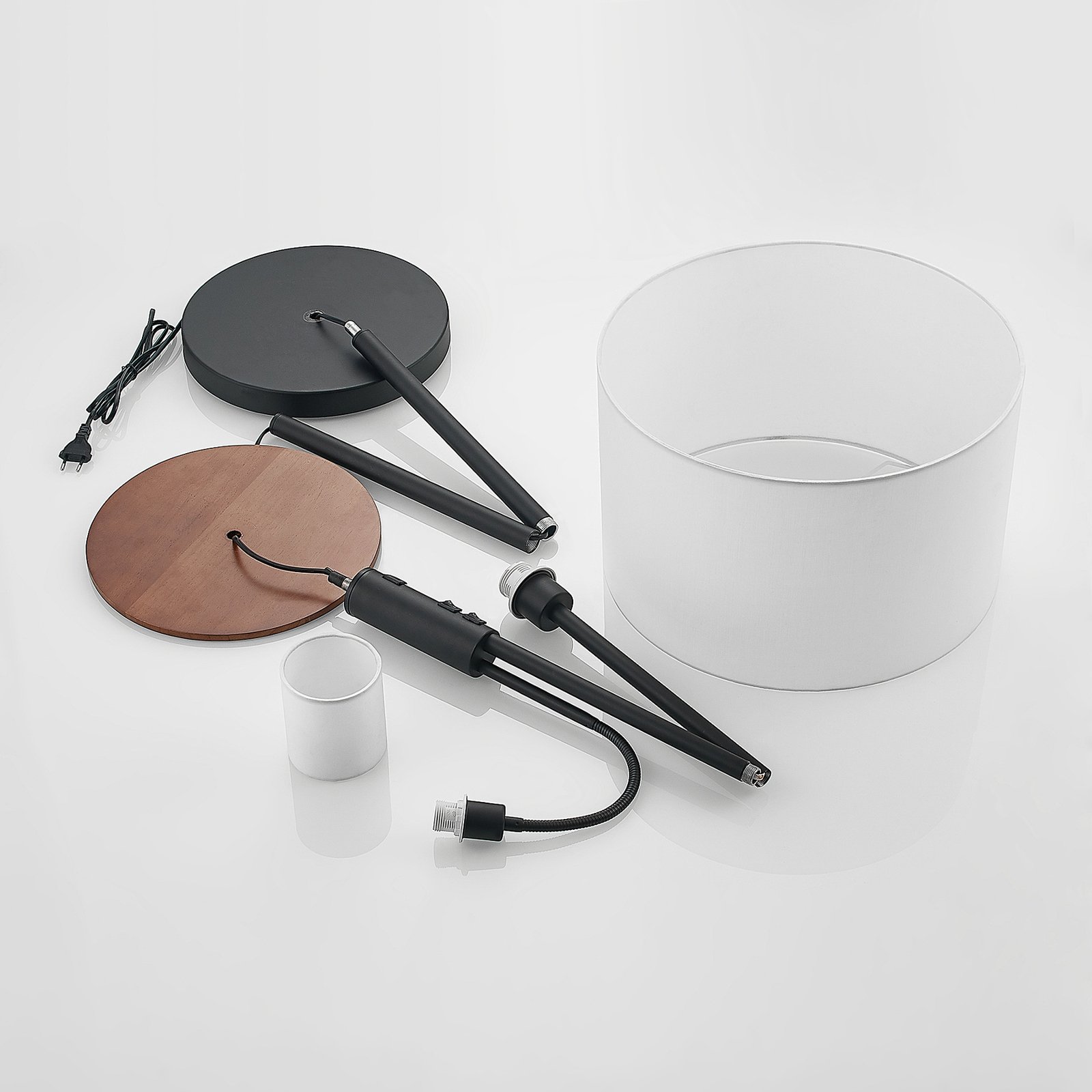 Lindby Lampa podłogowa Aovan, czarna, półka, port USB