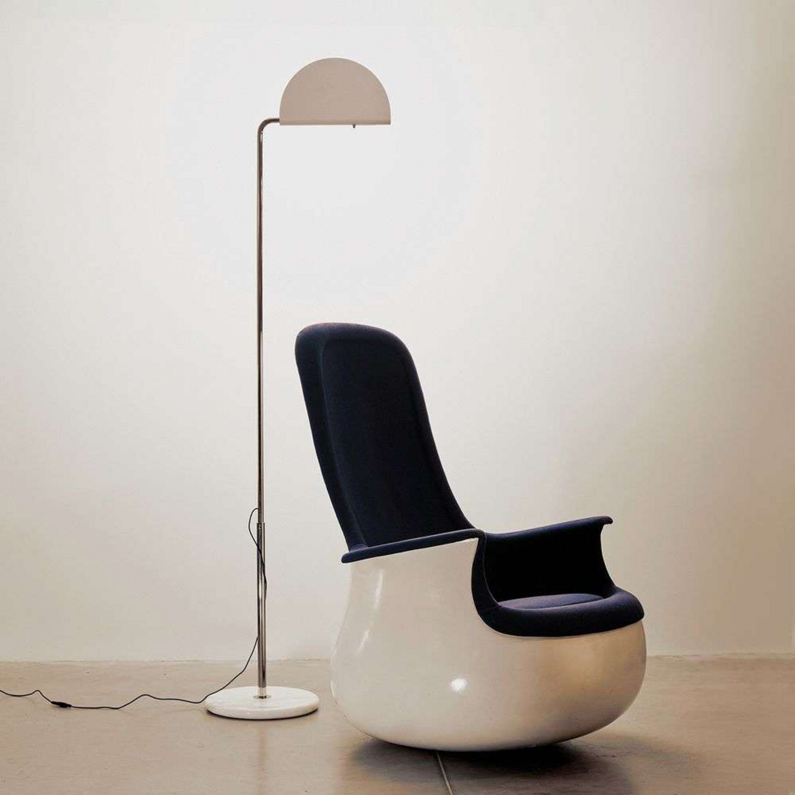 Mezzaluna Lámpara de Pie White Marble/Chrome - DCW