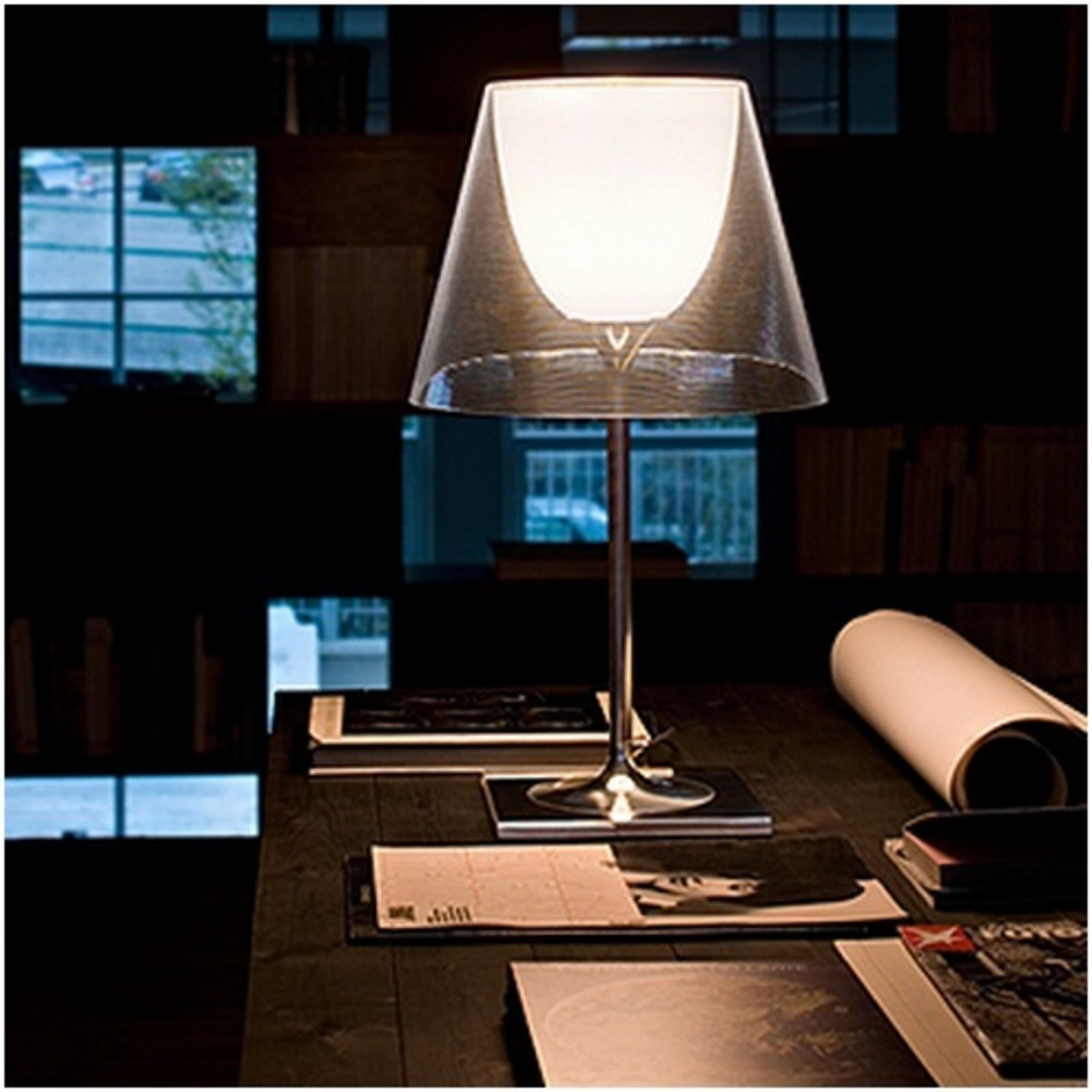 KTribe T2 Stolna lampa Smoke - Flos