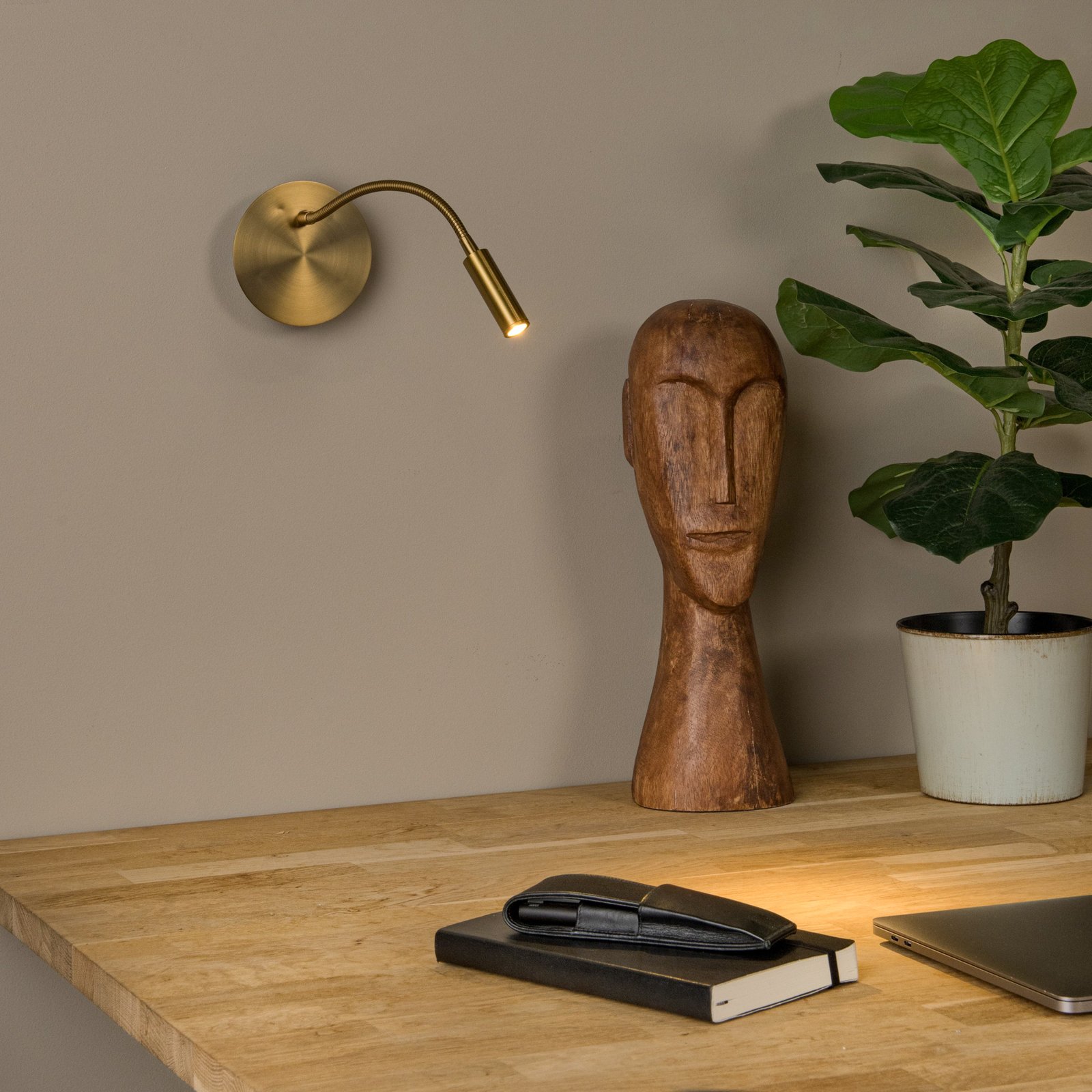 LED battery wall spotlight Jolijn, gold matt, flexible arm, Ø 11 cm, magnet