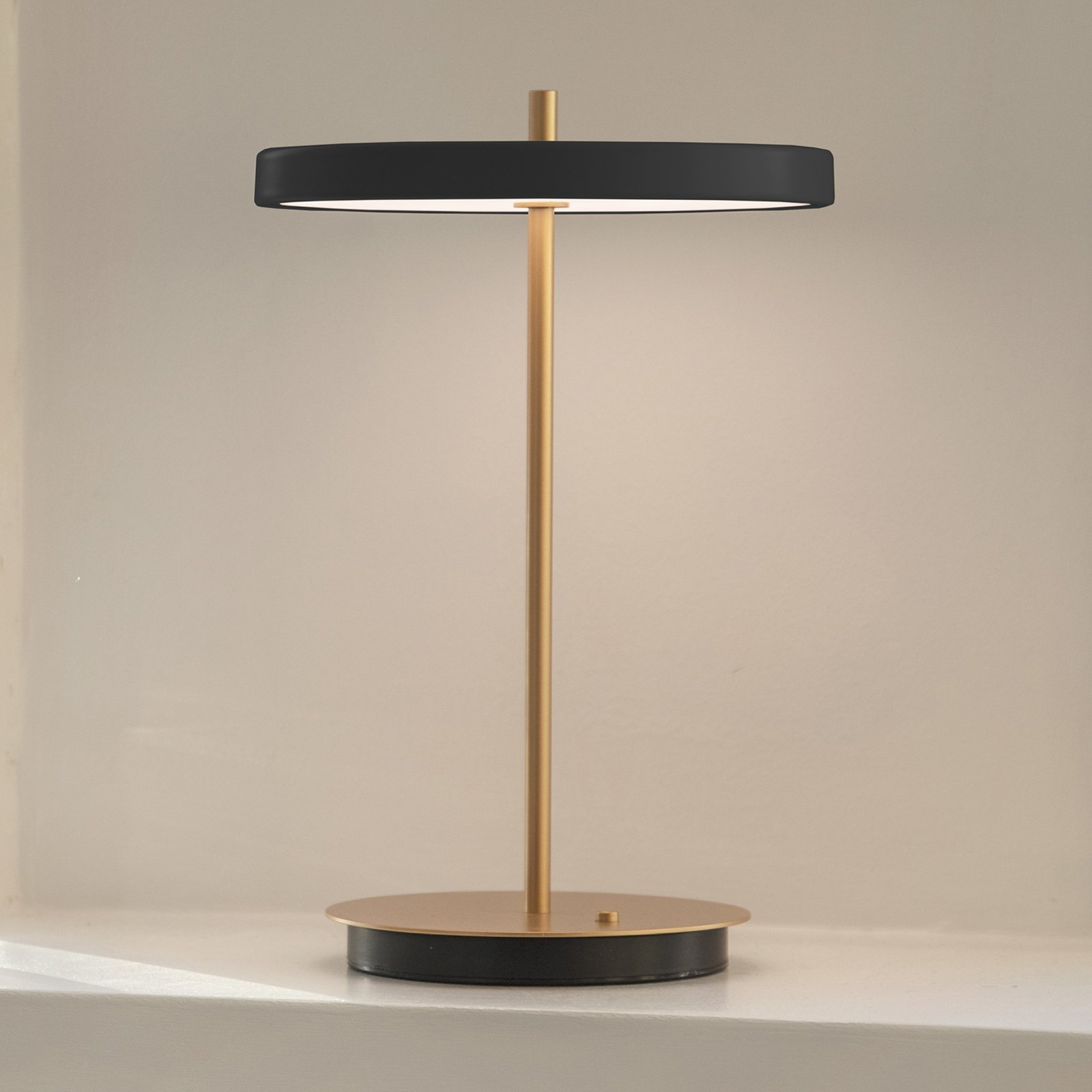 UMAGE LED ladattava pöytävalaisin Asteria Move musta/messinki 31 cm